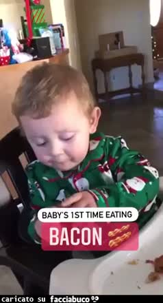 Bambino mangia il bacon