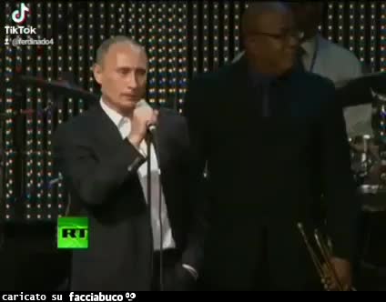 Vladimir Putin canta in napoletano
