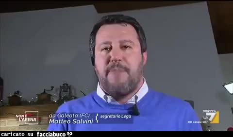 L'ex ministro dell'Interni Matteo Salvini interrompe un'intervista per sfornare una pizza, e si stanca pure